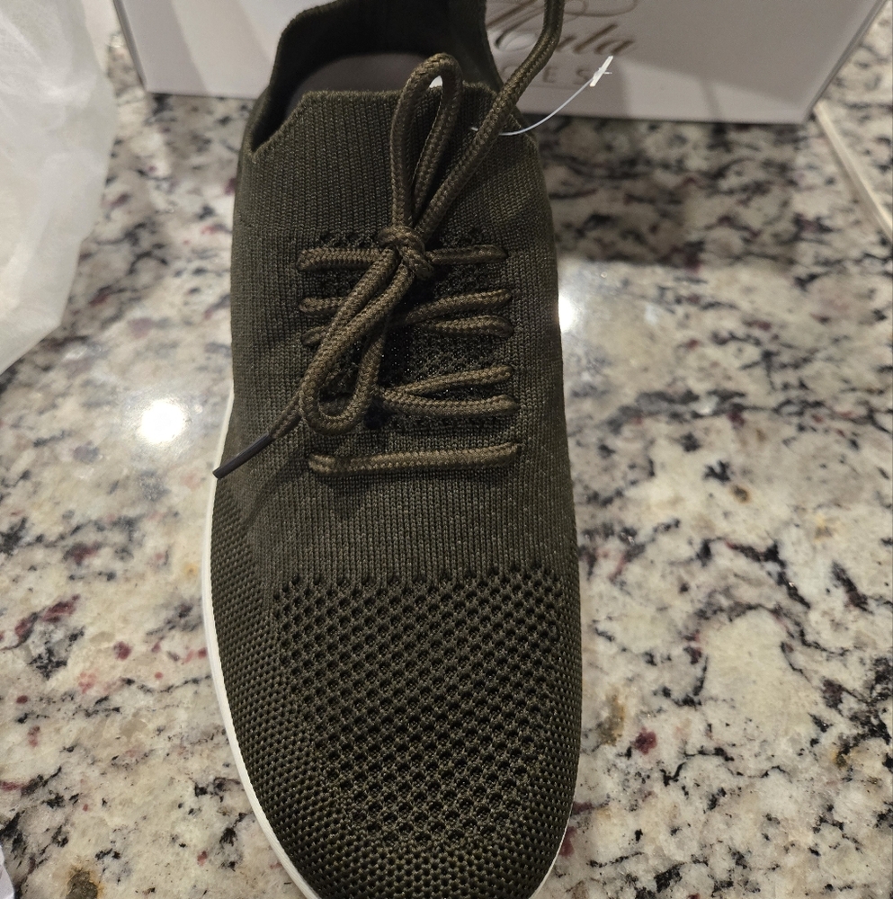 NIB Mata stretch slip on sneakers